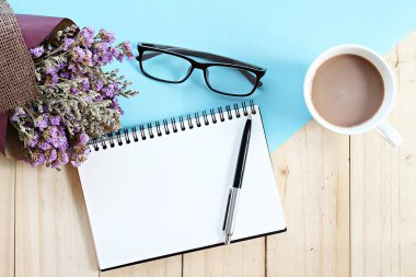 Planlama, iş, bahar ya da yaz konsepti: Top görünümü veya açık defter kağıt, kurumuş kır çiçekleri ve Resepsiyon tablo kopya alanı eklemek için hazır kahve fincanı oluşan yatıyordu veya sahte kadar düz