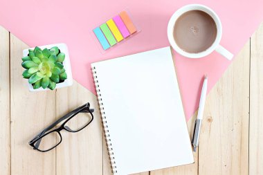 Natürmort, iş, büro malzemeleri, planlama veya eğitim kavramı: Top görünümü veya açık defter ile boş sayfalar ve kopya alanı eklemek için hazır ofis masada kahve fincanı yatıyordu veya sahte kadar düz