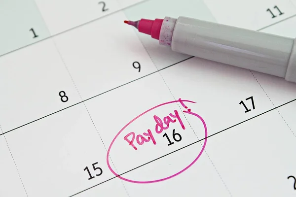 薪资或会计概念 日历与粉红色标记圆在词发薪日提醒 — 图库照片