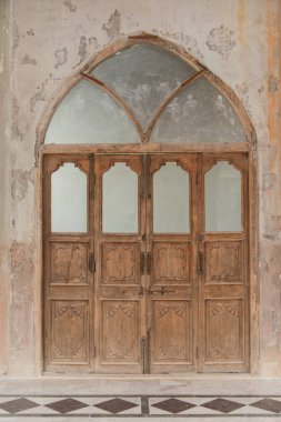 taş duvar eski ahşap kapı