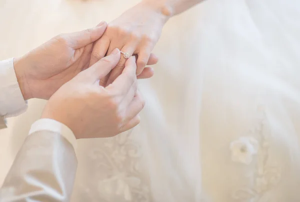 Novio Llevaba Anillo Bodas Novia — Foto de Stock