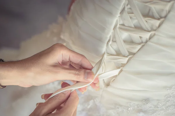Παράνυμφος Βοηθά Νύφη Φορέσει Φόρεμα — Φωτογραφία Αρχείου