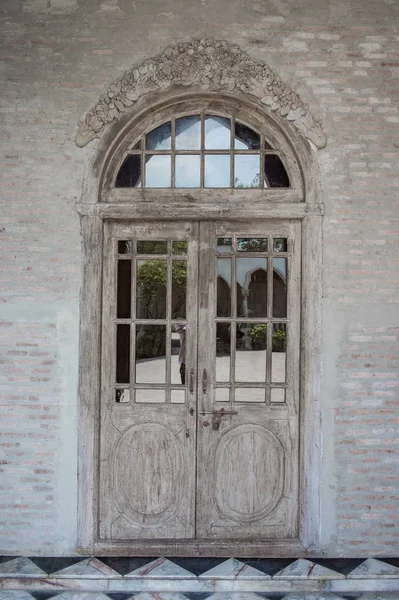 Taş Duvar Eski Ahşap Kapı — Stok fotoğraf