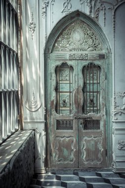 taş duvar eski ahşap kapı