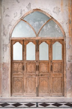 taş duvar eski ahşap kapı