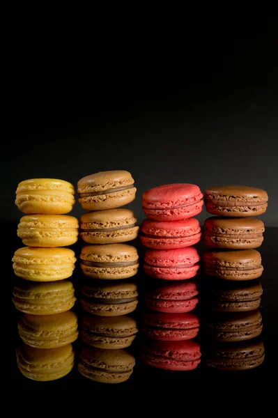 Empilements Macarons Multicolores Isolés Sur Fond Noir Avec Réflexion — Photo