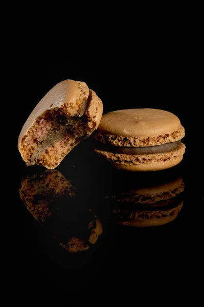 Brun Savoureux Macaron Cassé Gros Plan Sur Fond Noir — Photo