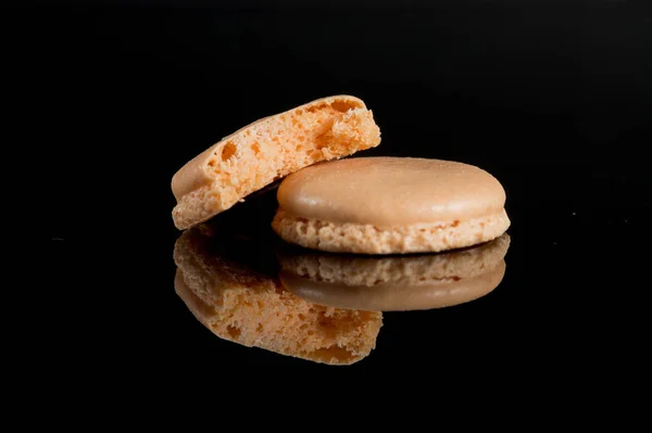 Macaron ou macaron sur fond noir — Photo