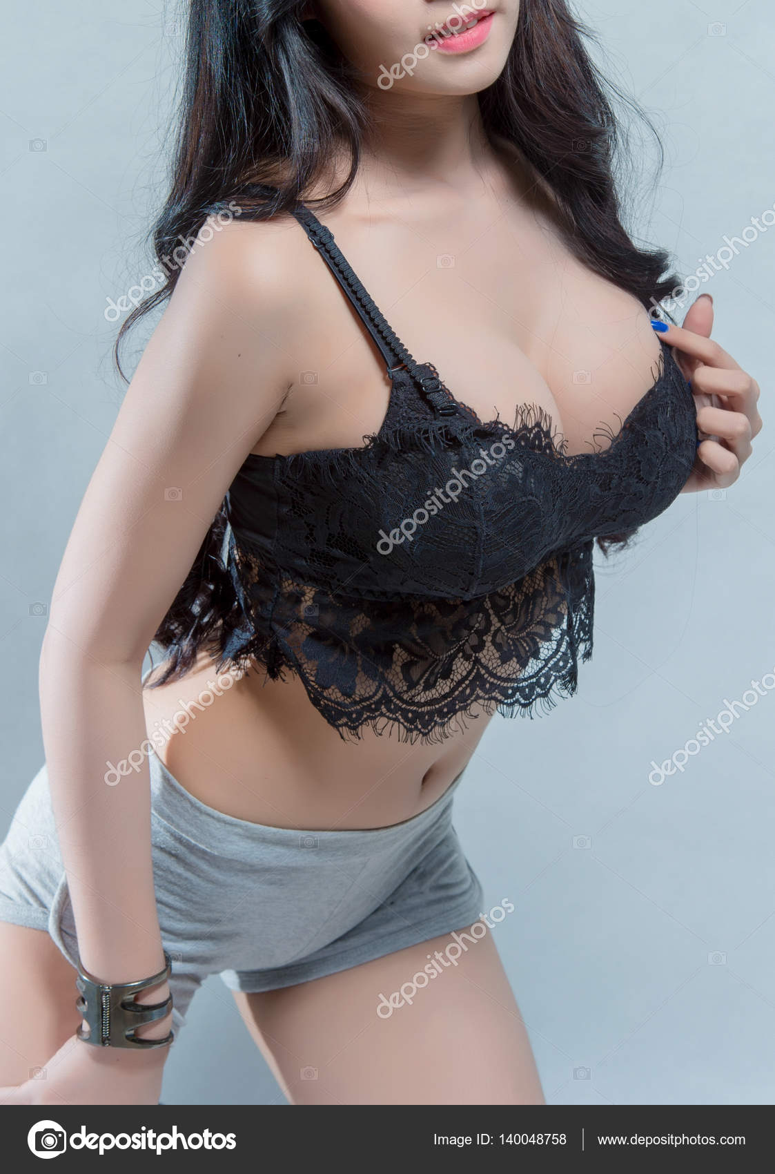 Primer Plano Chica Sexy Con Pijama Negro Sobre Fondo Gris: fotografía de  stock © jaengpeng #140048758 | Depositphotos
