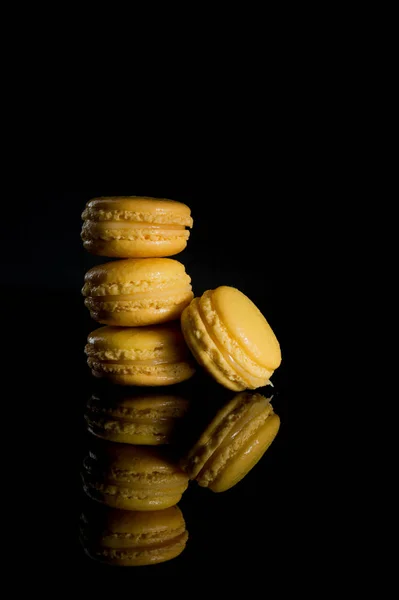 Macaron Macaron Français Doux Coloré Sur Fond Noir — Photo