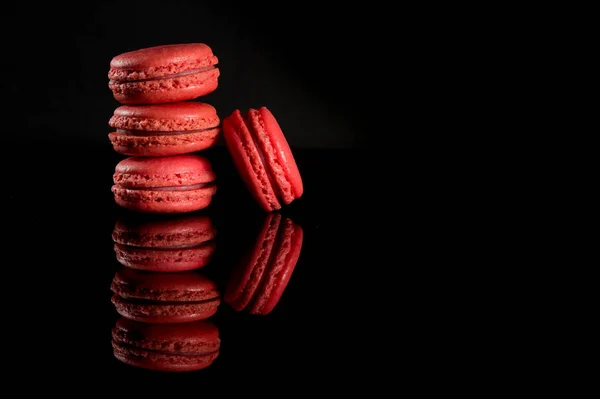Macaron Macaron Français Doux Coloré Sur Fond Noir — Photo