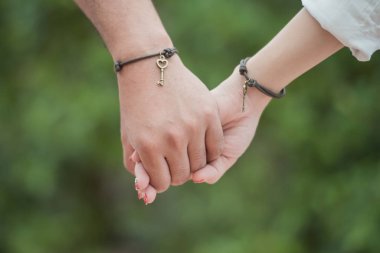 Mutlu çift el ele tutuşuyor.