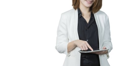 genç iş kadını beyaz arka plan üzerinde izole dijital tablet kullanma