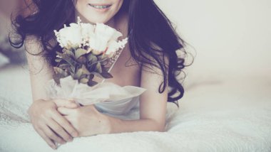 kadın çiçek yumuşak odak ile.