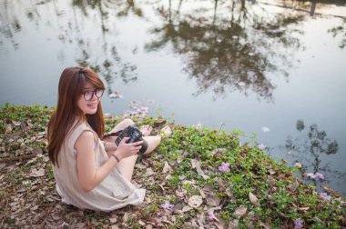 Bir kamera tutan güzel kadın