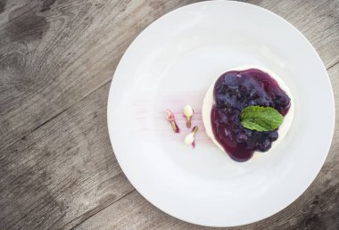 Mavi berry peynir pasta ahşap tablo