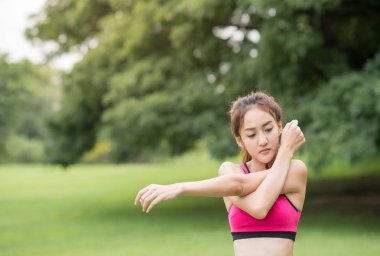 güzel Asyalı kadın parkta egzersiz