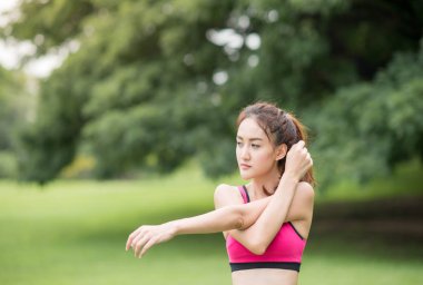 güzel Asyalı kadın parkta egzersiz