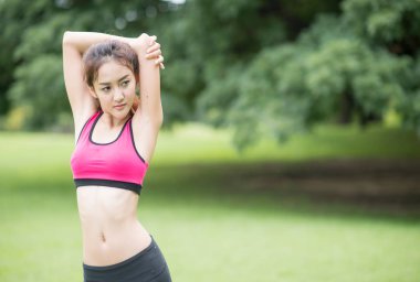 güzel Asyalı kadın parkta egzersiz