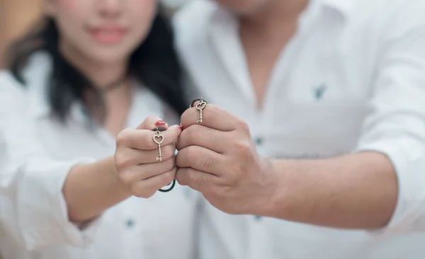 Bruden Och Brudgummen Håller Upp Nyckeln Hjärta Kärlek Bakgrunden Obs — Stockfoto