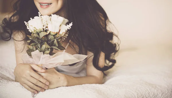 Mujer Con Flores Enfoque Suave —  Fotos de Stock