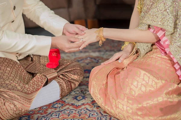 damat gelin halka Düğün Tayland törenle giydi.