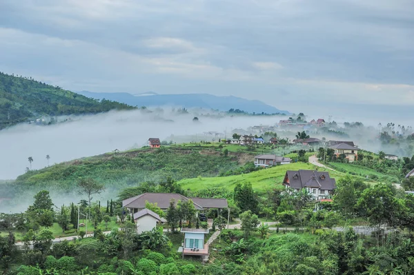 朝のチェンマイのタイ北部の霧下山 — ストック写真