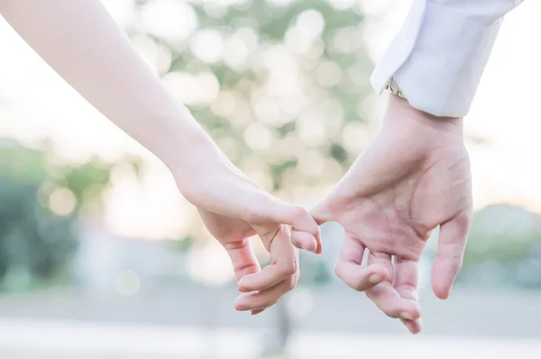 Cute Młodych Nowożeńców Trzymając Się Ręce Ich Bliska — Zdjęcie stockowe