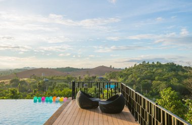 Bir dağ nehir bakan sandalye.