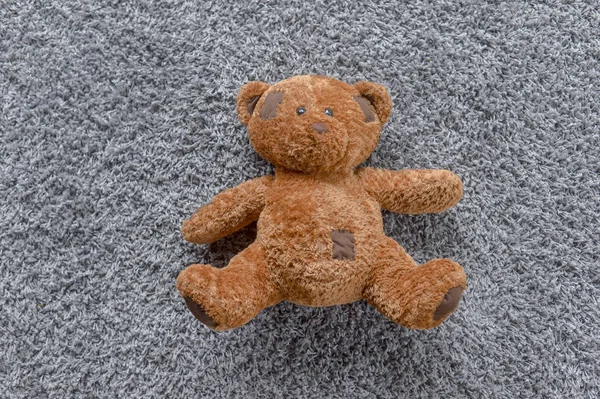 Плюшевий ведмедик лежав у ліжку / плюшевий ведмідь — стокове фото