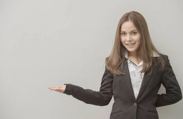 Glückliche asiatische Geschäftsfrau, viel Copyspace — Stockfoto