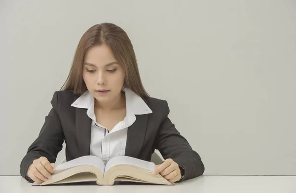 Porträt glücklicher Studentinnen oder geschäftstüchtiger Frauen, die vor dem Lehrbuch sitzen — Stockfoto