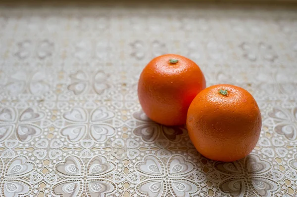 Frische Mandarinen auf Tischdecke auf Holztisch lizenzfreie Stockfotos