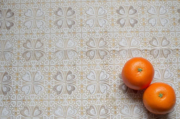 Naranjas frescas de mandarina sobre mantel sobre mesa de madera Imagen de archivo