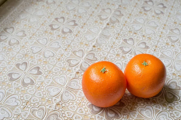 Naranjas frescas de mandarina sobre mantel sobre mesa de madera Fotos De Stock Sin Royalties Gratis