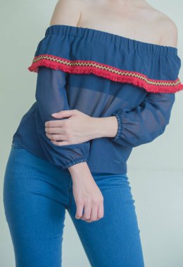 güzel kızlar ware ipek elbise temiz cilt krem arka plan ile modern ipek tipik (Geleneksel) Tay elbise konseptiyle portresi kapatın