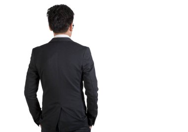 Beyaz arka plan üzerinde izole saatler izliyor l elbiseli bir genç zarif yakışıklı iş adamı, yakın çekim