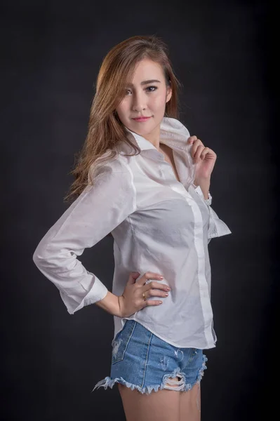 Retrato de modelo meninas bonitas vestindo camisa branca e jeans curtos em pele limpa conceito bonito e inteligente com fundo de tecido preto — Fotografia de Stock