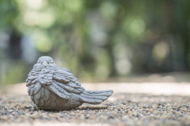 Bir kuş heykeli tutan adam 