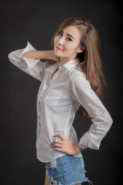 Close up Retrato de modelo meninas bonitas vestindo camisa branca e jeans curtos em pele limpa conceito bonito e inteligente com fundo de tecido preto — Fotografia de Stock