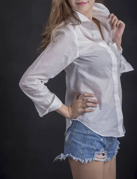 Retrato de modelo hermosas chicas con camisa blanca y pantalones vaqueros cortos en piel limpia concepto hermoso e inteligente con Negro — Foto de Stock