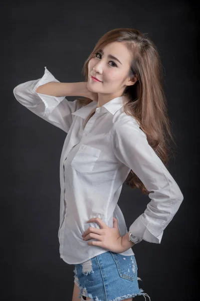 Portret van model mooie meisjes het dragen van witte shirt en korte spijkerbroek in schone huid mooi en slim concept met zwart — Stockfoto