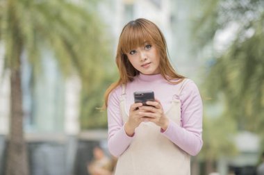  kadın kullanma smartphone