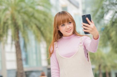  kadın kullanma smartphone