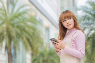  kadın kullanma smartphone