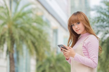  kadın kullanma smartphone