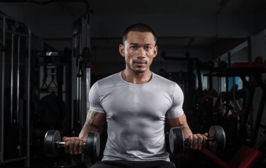 Kas Oluşturucu adam halter Modern bir fitness merkezi ile onun beden eğitimi