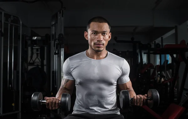 モダンなフィットネス センターでバーベルで彼の体をトレーニング筋肉ビルダー男 — ストック写真
