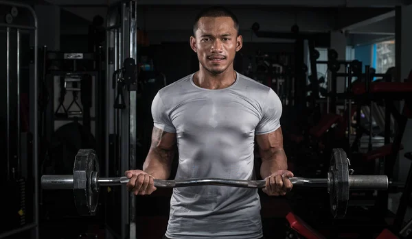 Construtor Muscular Homem Treinando Seu Corpo Com Barbell Moderno Centro — Fotografia de Stock