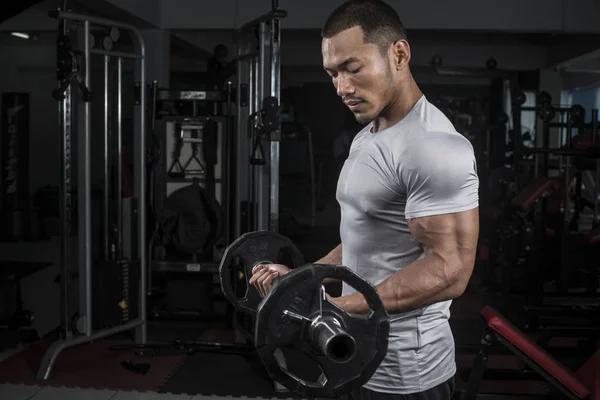 Muscular Hombre Constructor Entrenamiento Cuerpo Con Barra Pesas Gimnasio Moderno — Foto de Stock